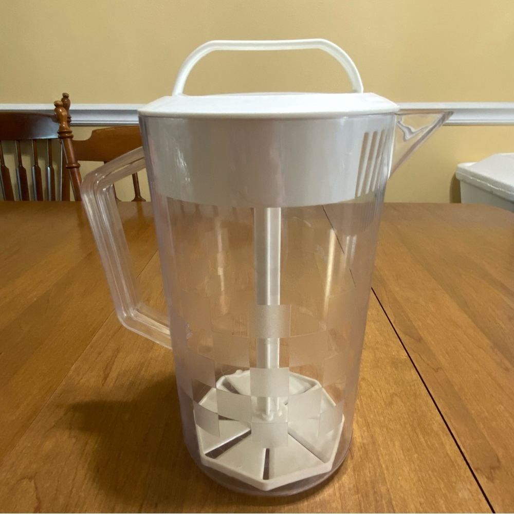 Pampered Chef half gallons/2 quart quick pitcher